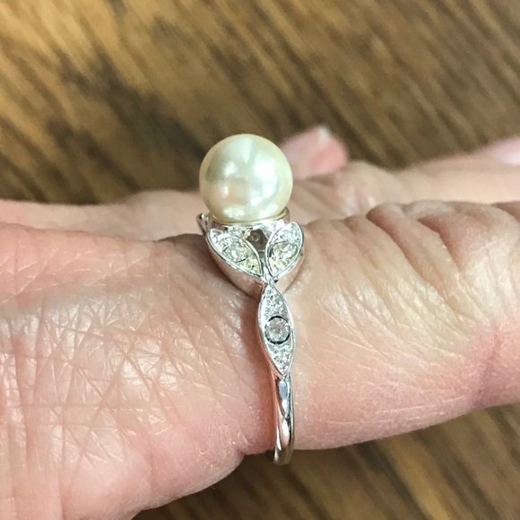 NWT Avon Marquis Leaves Pearlesque Ring Size 8 - Picture 2 of 7